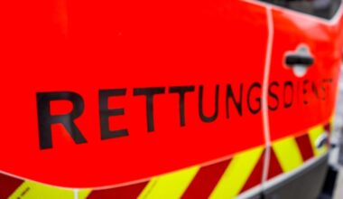 Beifahrerin (51) muss verletzt ins Krankenhaus