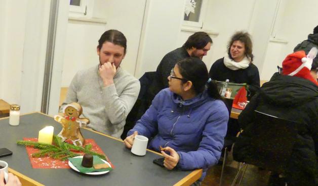 Bei Glühwein und Imbiss im Klostersaal hier US-Sprachlehrer Liam Donahue (23) mit internationalen Studierenden.