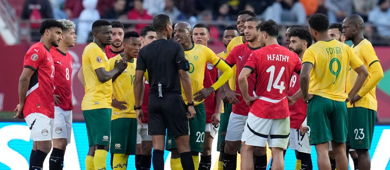 Der Schiedsrichter im Mittelpunkt bei Ägypten gegen Südafrika