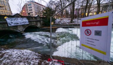 Zoff mit Münchner Behörden: Retter von berühmter Eisbachwelle geben auf | Regional
