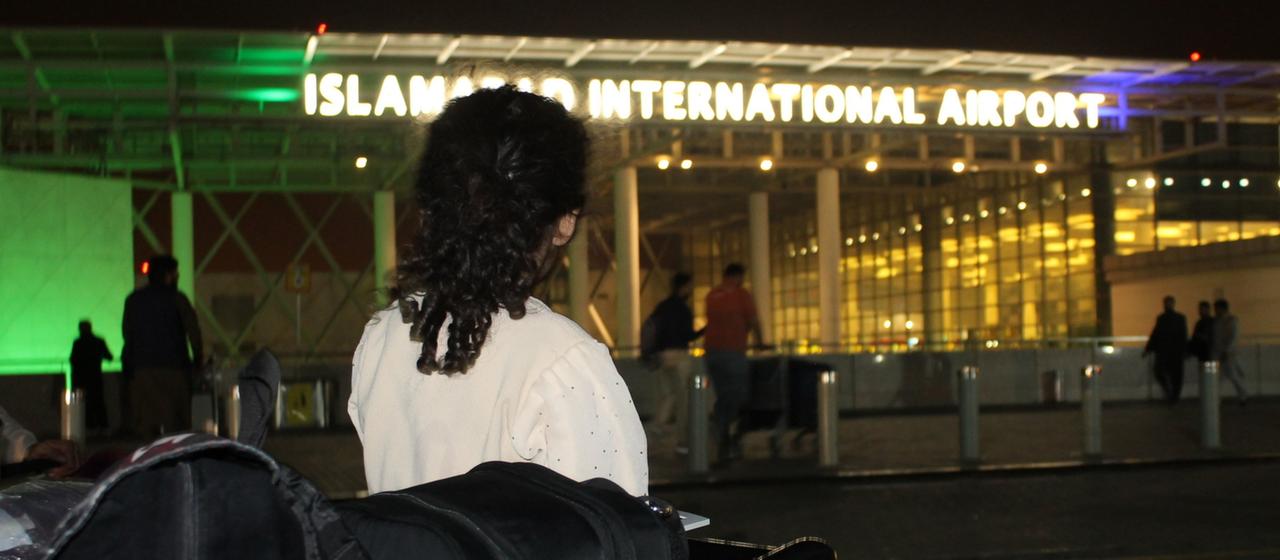 Afghanische Familien warten am Flughafen in Islamabad auf ihre Ausreise nach Deutschland | dpa Afghanische Familien warten am Flughafen in Islamabad auf ihre Ausreise nach Deutschland