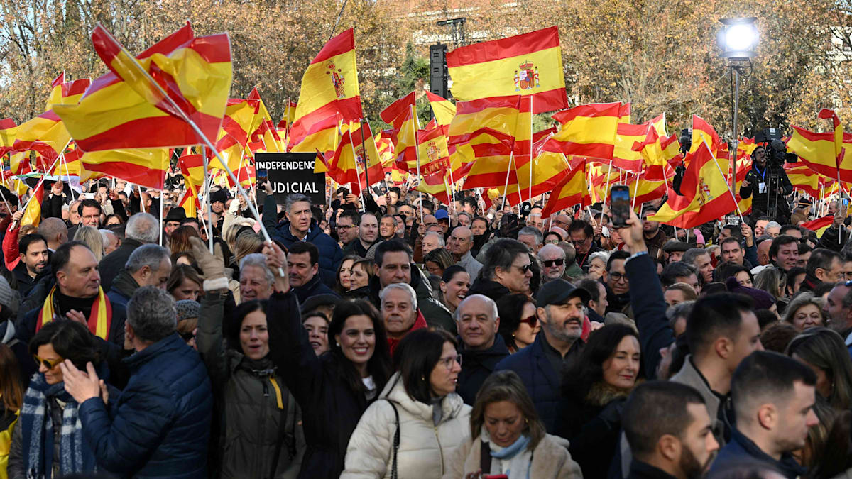 Spanien: „Es reicht“ – Zehntausende fordern Rücktritt der sozialistischen Regierung wegen Korruptionsvorwürfen