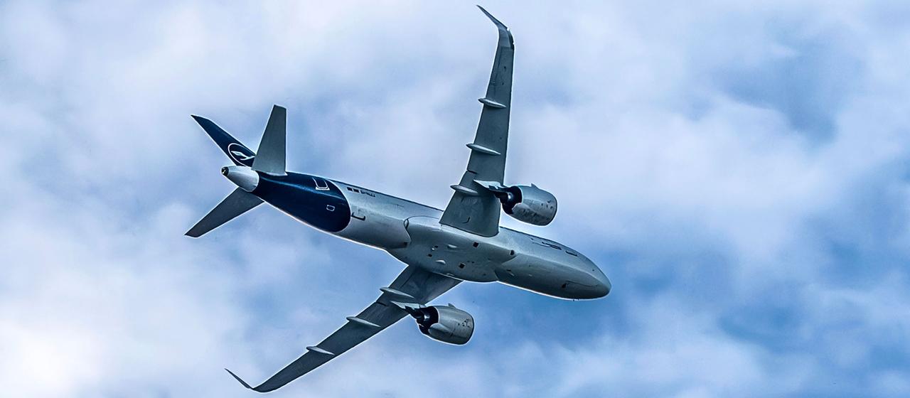 Ein Airbus A320  am Himmel über München.