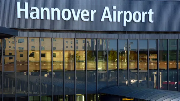 Blick auf den Schriftzug Hannover Airport an einer Gebäudefassade.