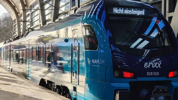 Ein Erixx-Akkuzug steht auf einem Gleis am Kieler Hauptbahnhof.