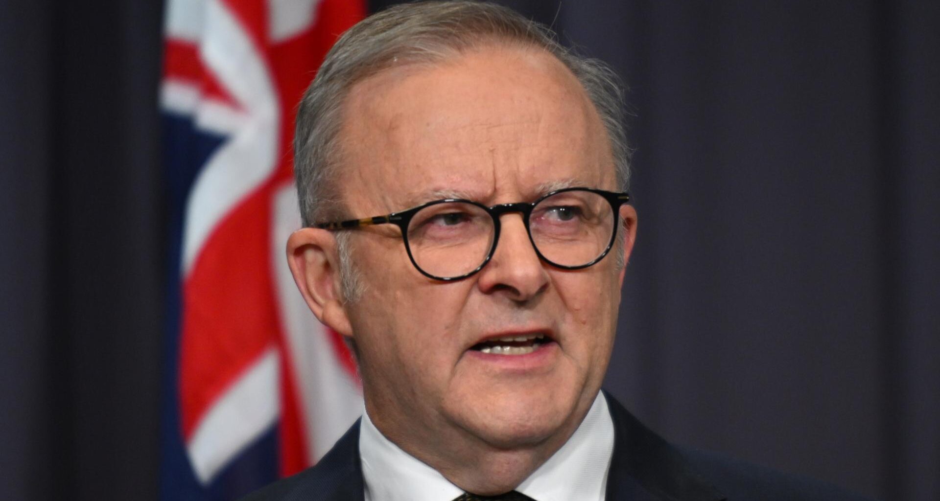 Der australische Premierminister Anthony Albanese spricht im Parlamentsgebäude in Canberra während einer Pressekonferenz nach dem Anschlag von Bondi Beach.