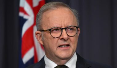 Der australische Premierminister Anthony Albanese spricht im Parlamentsgebäude in Canberra während einer Pressekonferenz nach dem Anschlag von Bondi Beach.