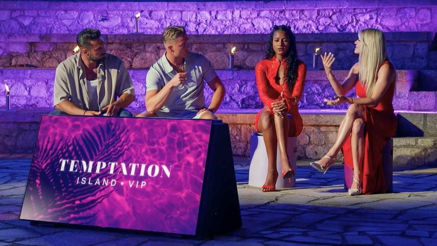 Aleks Petrovic, Marwin Klute, Brenda Brinkmann und Chiara Antonella beim "Temptation Island V.I.P."-Lagerfeuer