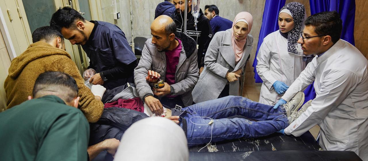 Eine Person wird in einem Krankenhaus behandelt.