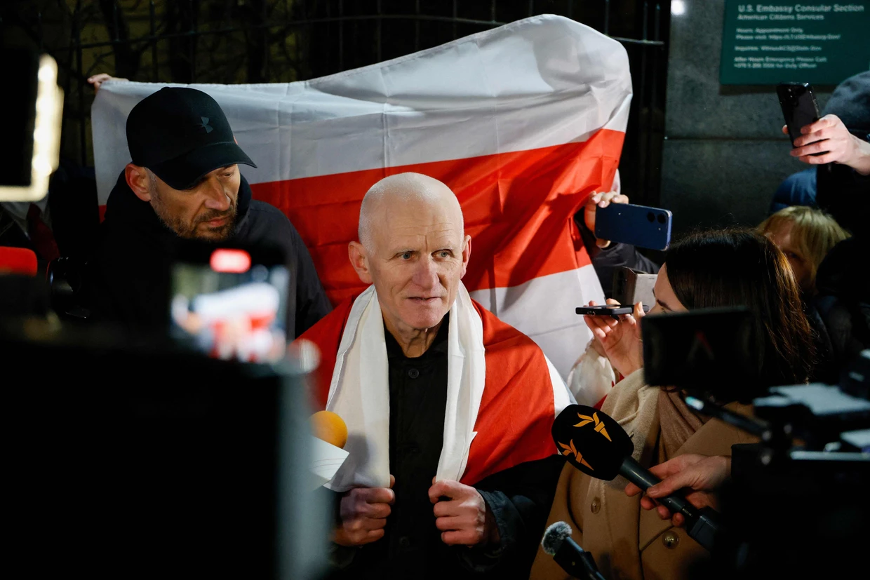 Ales Bjaljazki vor der US-Botschaft in Vilnius