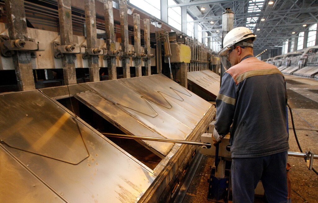 Ein Arbeiter misst am einem Elektrolyseofen am Donnerstag (10.05.2012) in Essen bei der Trimet Aluminium AG die Temperatur. Die Aluminiumproduktion in Deutschland ist wegen der hohen Energiekosten fraglich geworden. Foto: Roland Weihrauch dpa/lnw