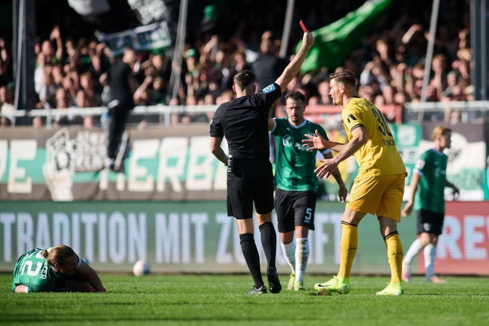 Stefan Kutschke (r.) sah gegen Preußen Münster Rot und fehlt der SGD einen Monat lang.