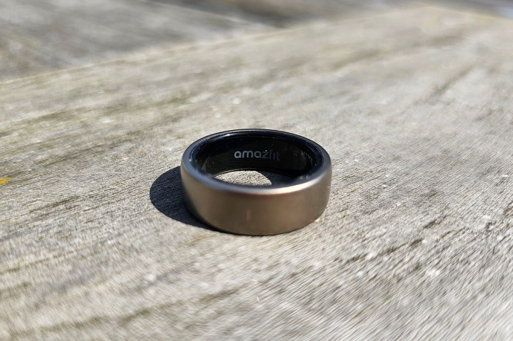 Smart Ring auf Holz