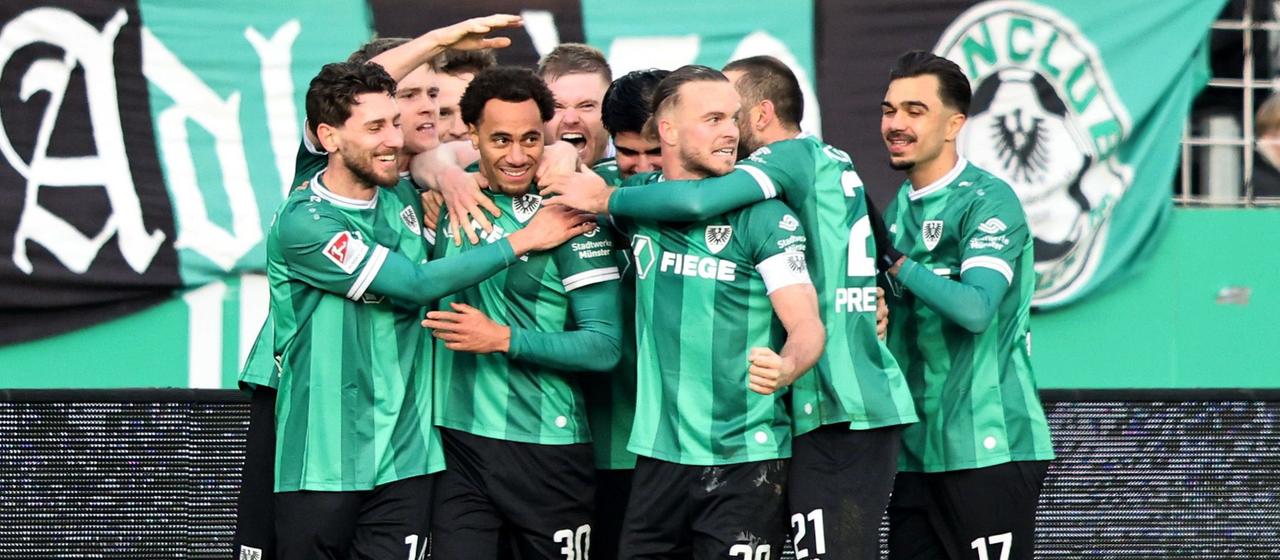 Torschütze Etienne Amenyido (m.) wird von seinen Mitspielern gefeiert | Getty Images/Christof Koepsel Torschütze Etienne Amenyido (m.) wird von seinen Mitspielern gefeiert