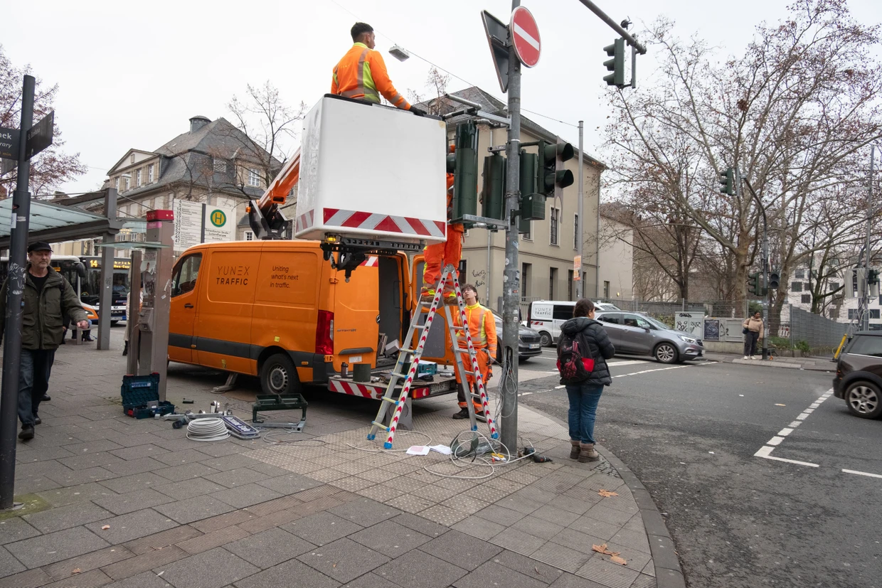 An der Großen Schwalbacher Straße in Wiesbaden haben die Vorbereitungen für die Bauarbeiten begonnen.