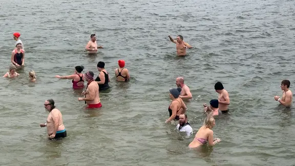 Mehrere Menschen baden in Olpenitz zu Neujahr in der Ostsee. | NDR, Tobias Gellert Mehrere Menschen baden in Olpenitz zu Neujahr in der Ostsee.