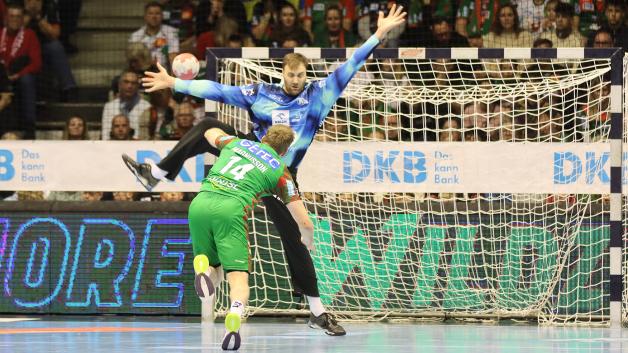 Andreas Wolff (hinten), der hier einen Siebenmeter von Omar Ingi Magnusson hält und als Torwart des THW Kiel insgesamt mit 15 Paraden glänzte, wurde auch von seinem Mitspieler Nikola Bilyk ausdrücklich gelobt.