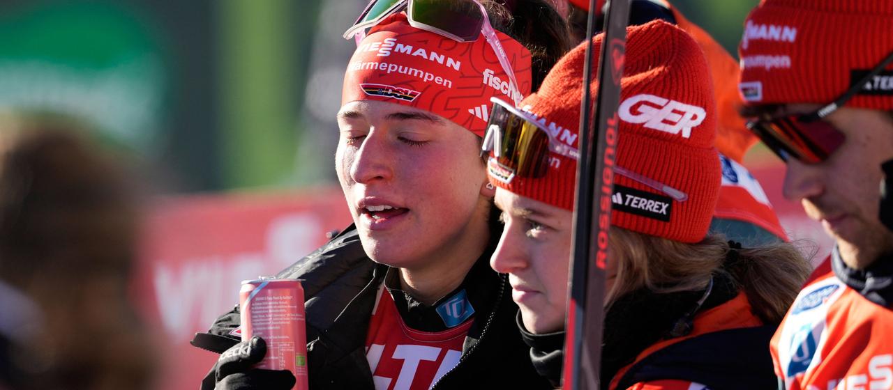 Nathalie Armbruster muss sich nach dem Massenstart der Frauen vom Schock erholen.