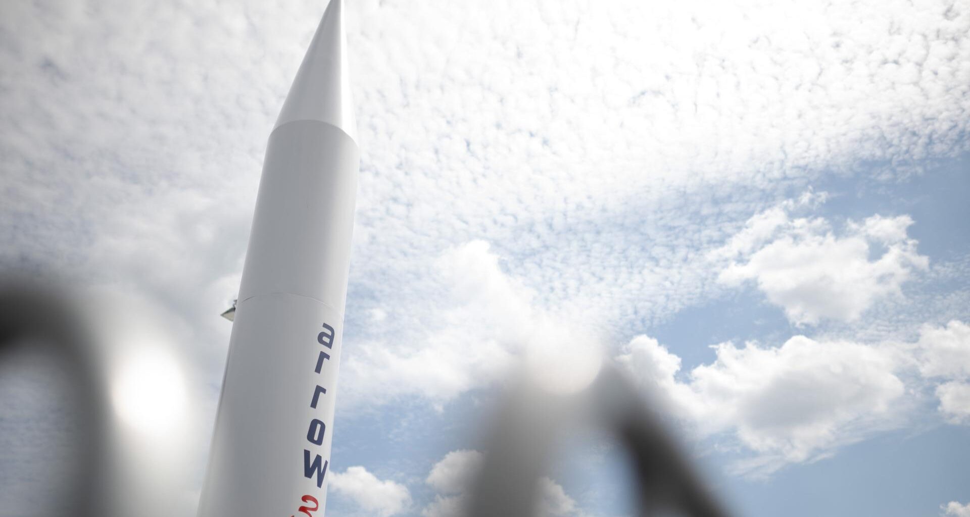 Ein Modell einer Rakete des Arrow-3-Luftverteidigungssystems der Unternehmen Israel Aerospace Industries und Boeing.