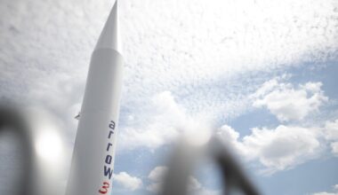 Ein Modell einer Rakete des Arrow-3-Luftverteidigungssystems der Unternehmen Israel Aerospace Industries und Boeing.