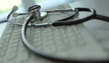 Arztpraxen sollen freie Termine online melden: Das sorgt für Kritik