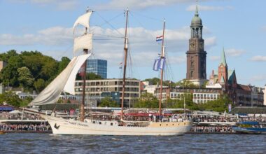 Segelschiff brennt im Hamburger Hafen nahe Elbphilharmonie