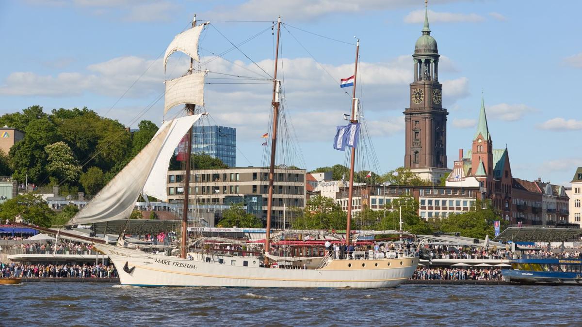 Segelschiff brennt im Hamburger Hafen nahe Elbphilharmonie