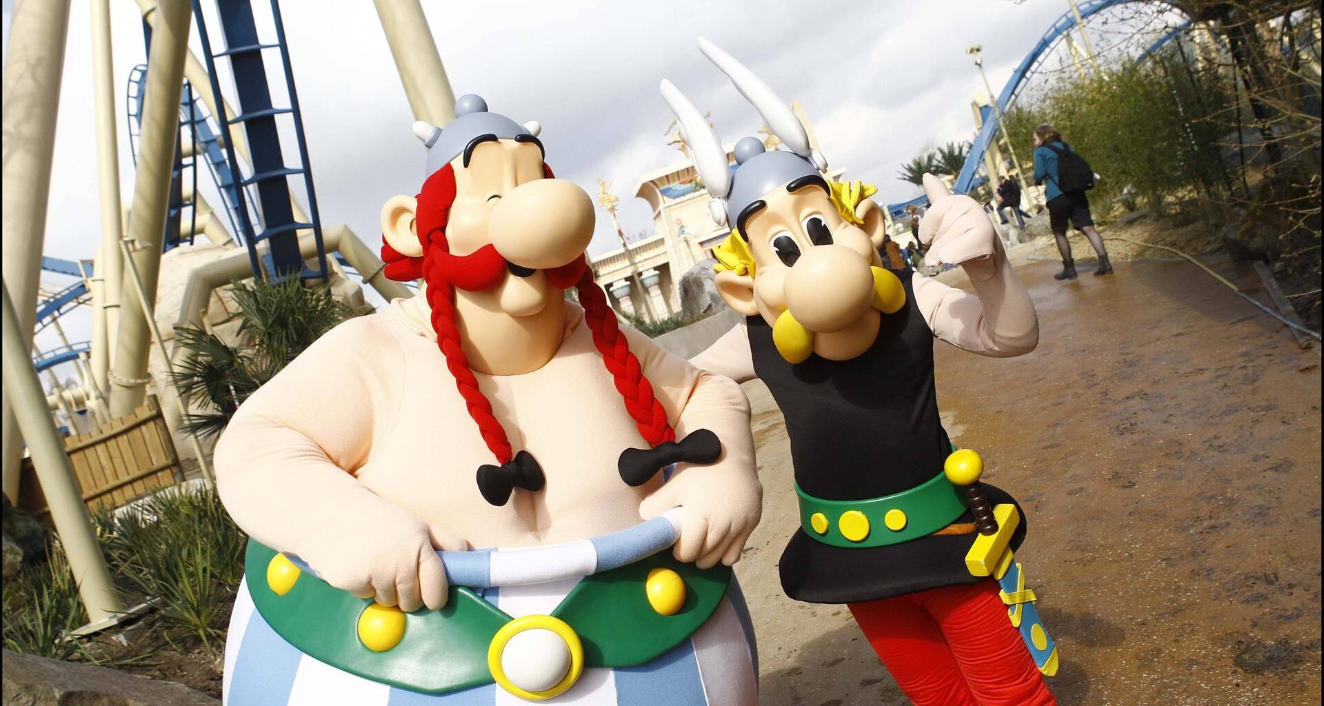 Obelix und Asterix vor dem Eingang der Achterbahn Oziris im Vergnügungspark Parc Asterix in Paris.