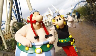 Obelix und Asterix vor dem Eingang der Achterbahn Oziris im Vergnügungspark Parc Asterix in Paris.