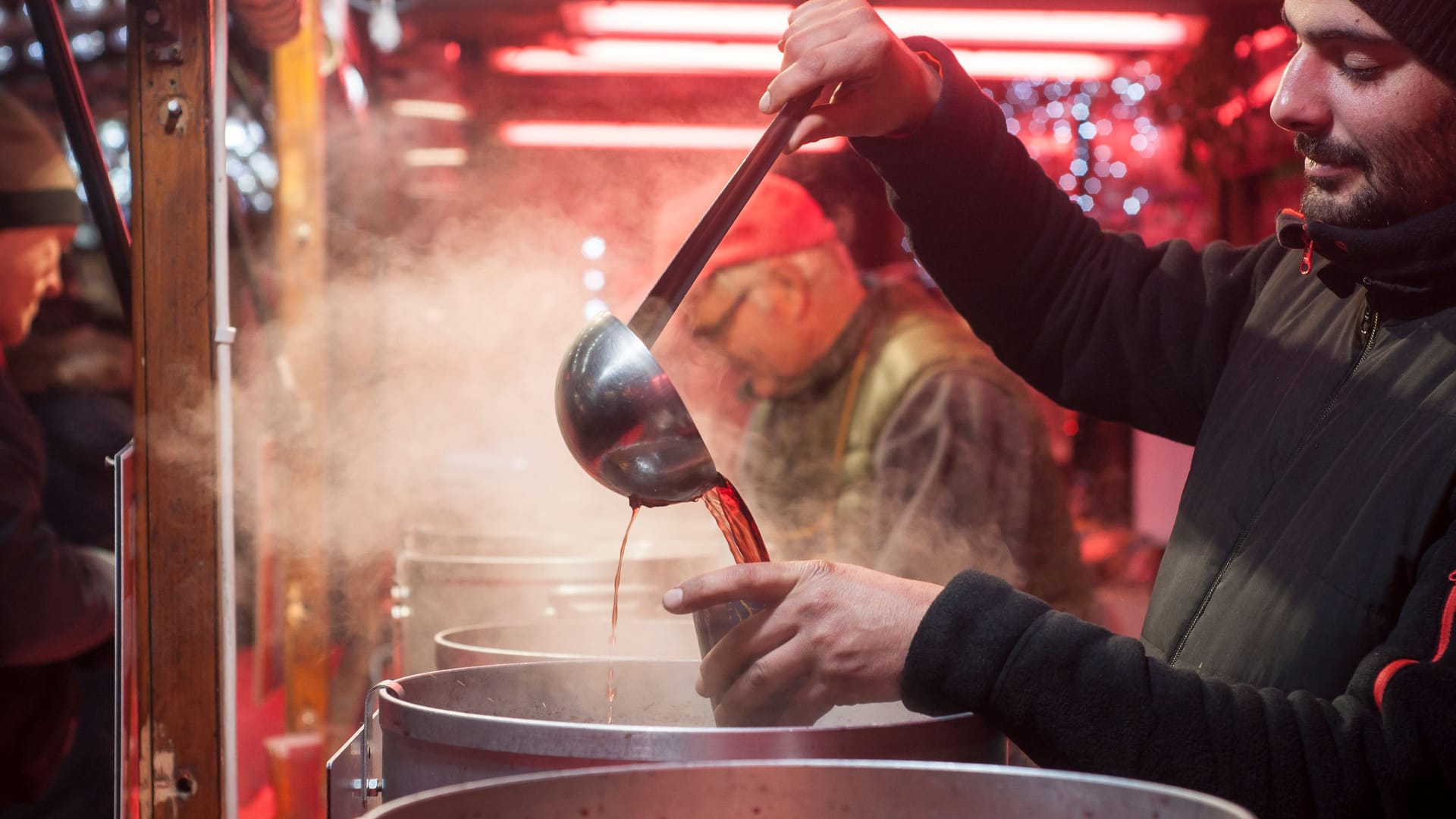 Auf dem Weihnachtsmarkt wird Punsch ausgeschenkt (Symbolbild): Bis zum 21. Dezember können Besucher auf dem Bunker Glühwein trinken. Auf dem Weihnachtsmarkt wird Punsch ausgeschenkt (Symbolbild): Bis zum 21. Dezember können Besucher auf dem Bunker Glühwein trinken.