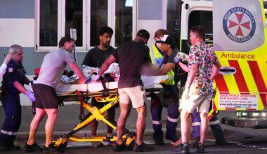 Rettungskräfte transportieren eine Person auf einer Trage.