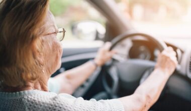 Veränderte Fahrweise kann ein erstes Warnzeichen für Demenz sein