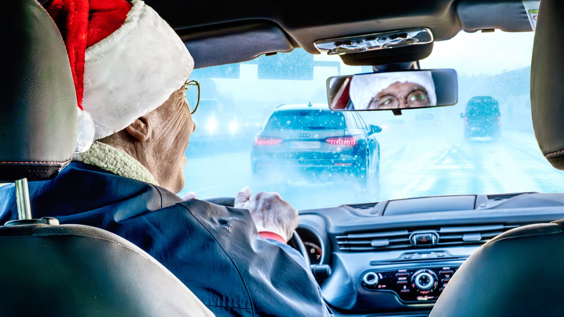 Autofahrer mit Nikolausmütze fährt bei Eis und Schnee auf der Autobahn (Symbolfoto): In NRW wird es in den kommenden Tagen mancherorts glatt.
