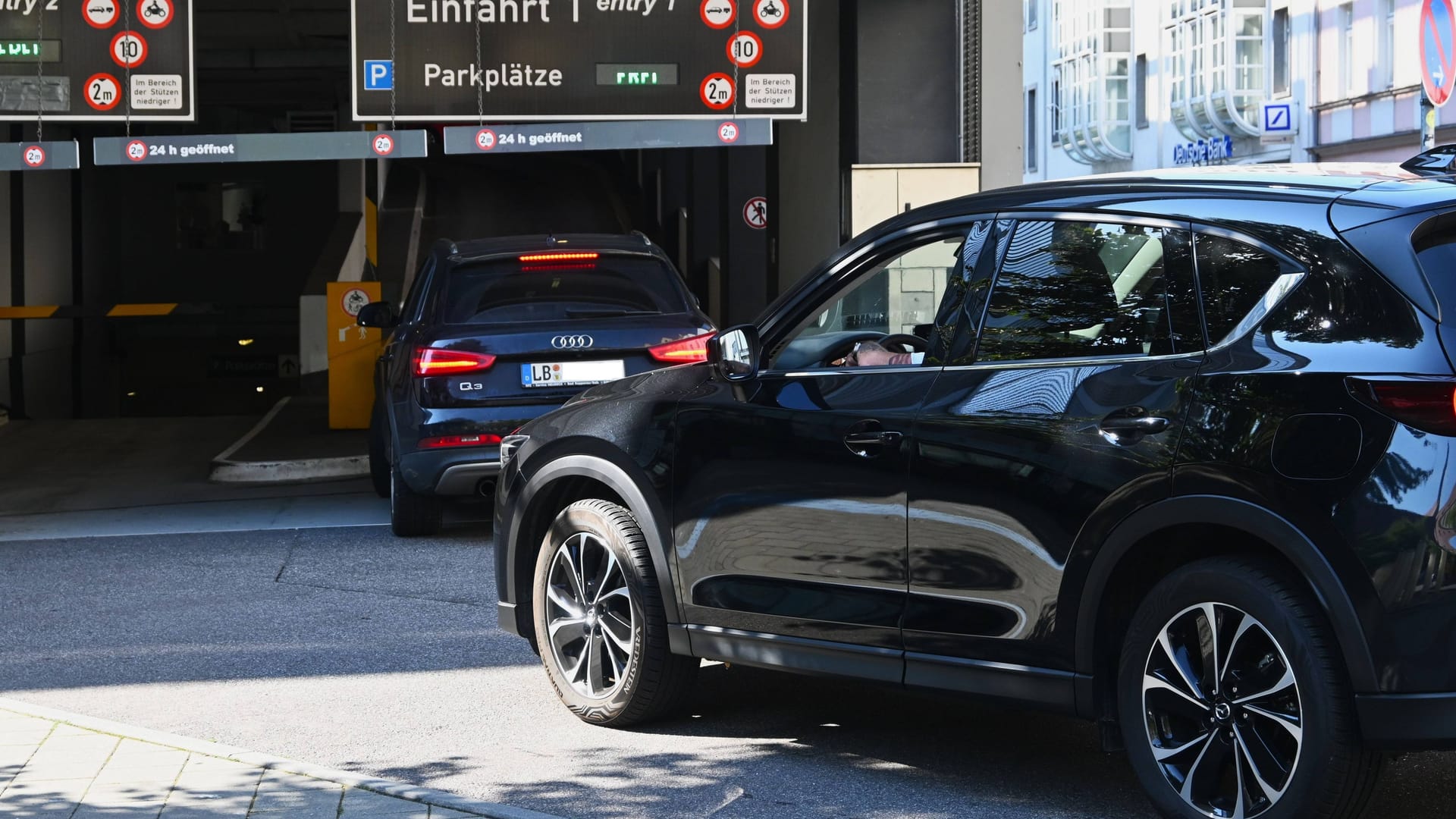 Autos stehen in der Einfahrt eines Parkhauses Schlange (Symbolbild): Autos stehen in der Einfahrt eines Parkhauses Schlange (Symbolbild):