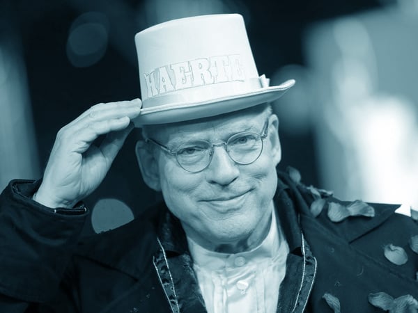 ARCHIV - 06.02.2015, Berlin: Regisseur Rosa von Praunheim kommt während der 65. Internationalen Filmfestspiele zur Premiere des Films «Härte (Tough Love)». Der Filmemacher ist tot. Er starb im Alter von 83 Jahren, wie der Deutschen Presse-Agentur aus seinem persönlichen Umfeld bestätigt wurde. Zuvor hatten mehrere Medien berichtet. Foto: Michael Kappeler/dpa +++ dpa-Bildfunk +++