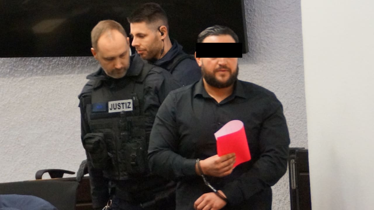 Raser soll sich bei Trauergebet für tote Freundinnen versteckt haben | Regional