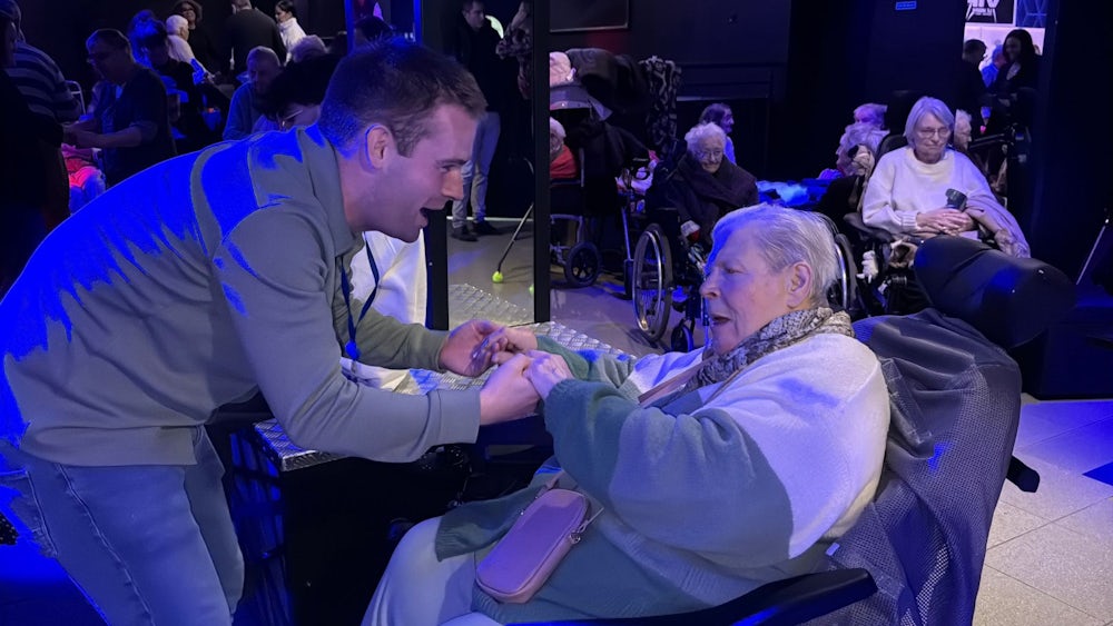 Auch viele Bewohnerinnen und Bewohner im Rollstuhl feiern im Club mit. Eine von ihnen ist Charline Bar.