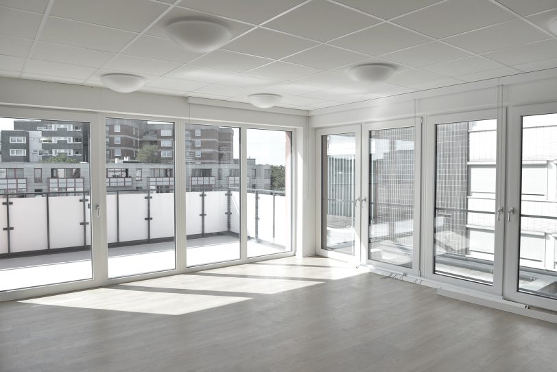 Der lichtdurchflutete Aufenthaltsraum mit Terrasse kurz vor Einzug der ersten Bewohner.