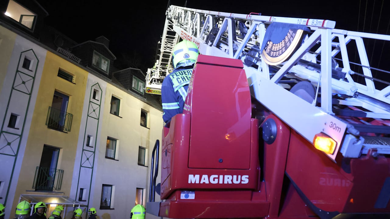 Feuer im Wohnzimmer: Feuer! Mann springt in Chemnitz aus dem 2. Stock. | Regional