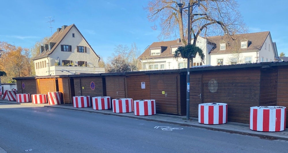 Viele Betonpoller sollen in diesem Jahr den Olchinger Christkindlmarkt sichern helfen.