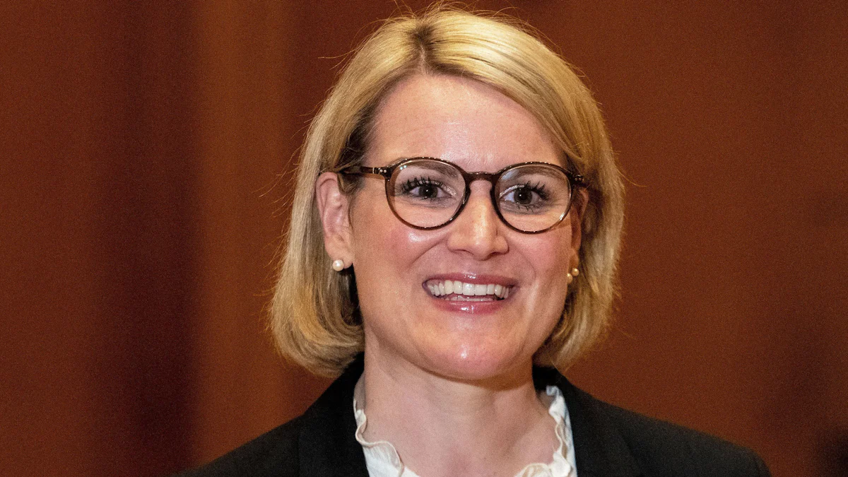 Geschasste Pressesprecherin in Augsburg: Plazibat einigt sich mit Stadtverwaltung - Bayern