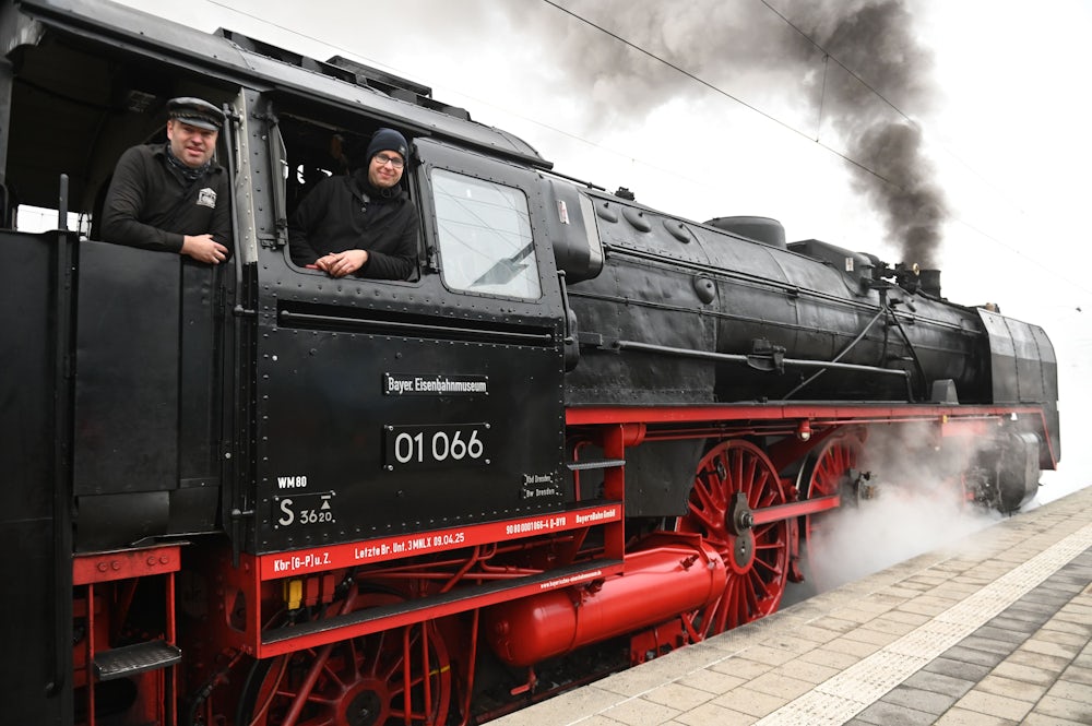 Lokführer Maximilian Flemming (rechts) steuert die Schlepptenderlokomotive bei Sonderfahrten.