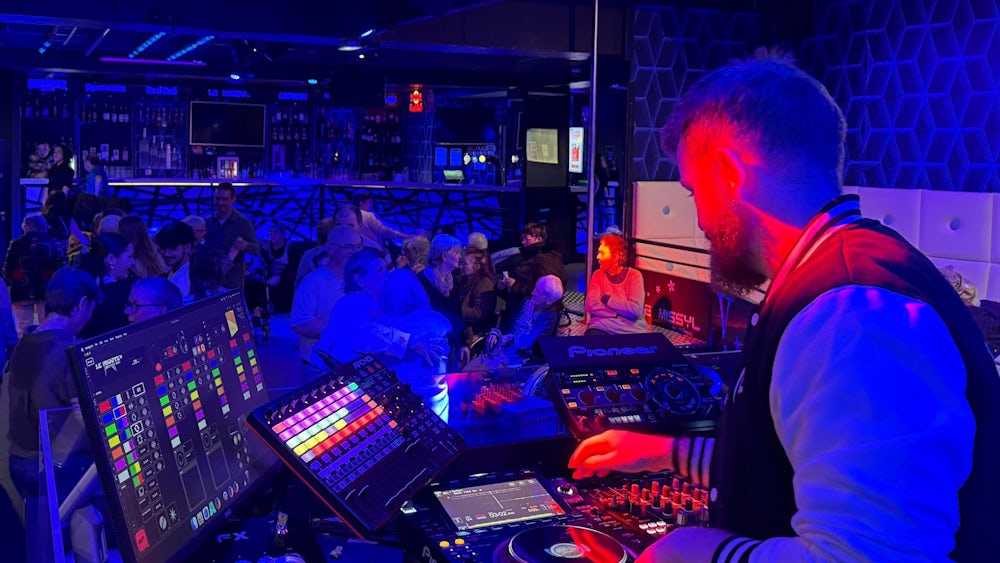 Für die Senioren spielt der DJ Hits aus deren Jugend.