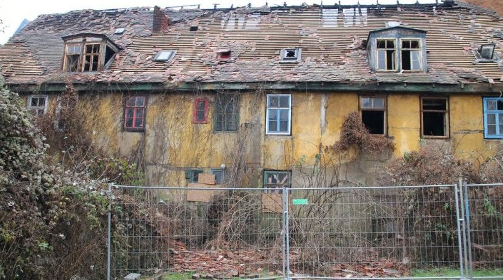 Eine Woche ist der Brand her: Der schwere Schaden am Haus zwischen Mansfelder Straße und Tuchrähmen ist offensichtlich.