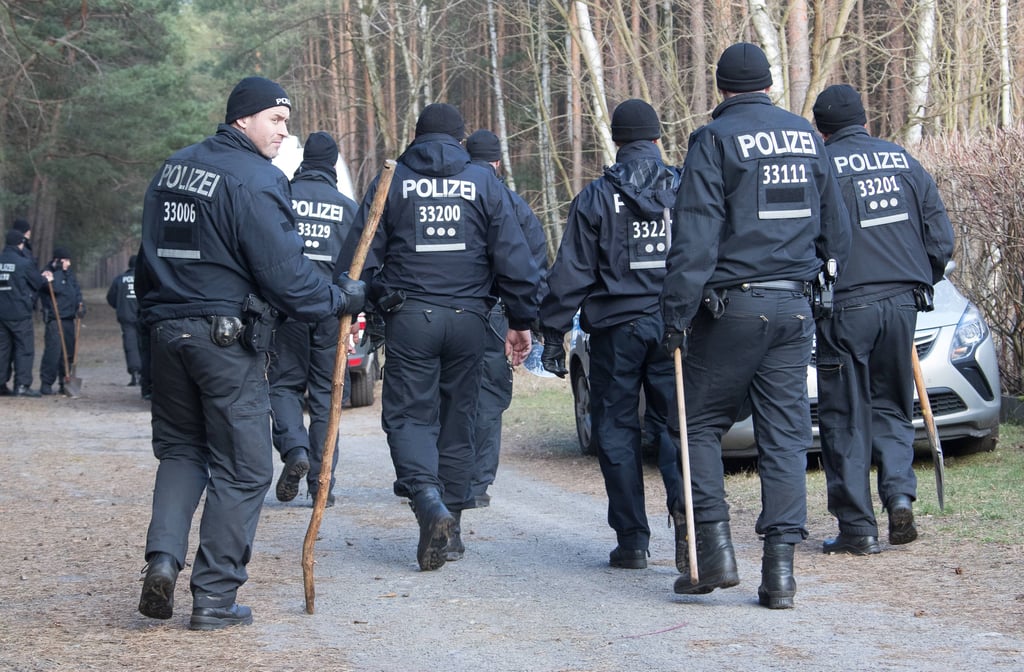 Die Polizei im Einsatz.  Sie suchen ein Waldstück bei Storkow in Branenburg nach der vermissten Rebecca Reusch ab.