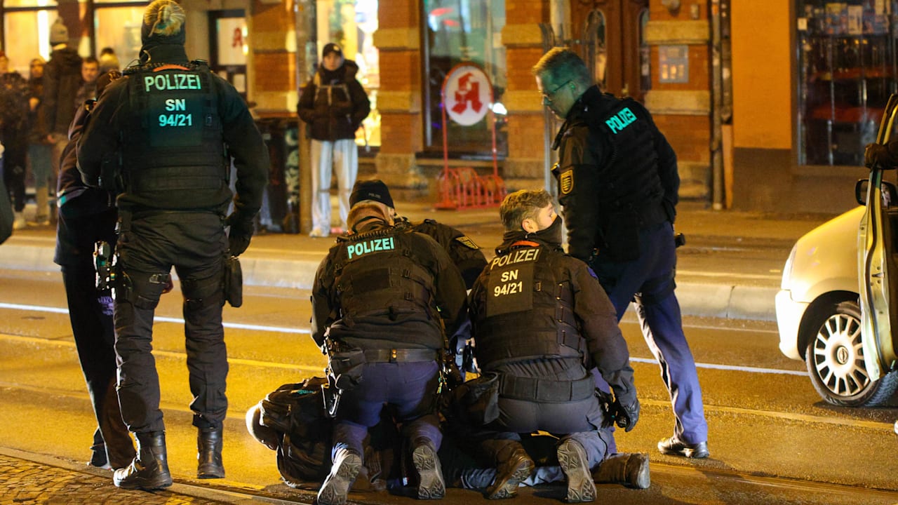Leipzig: Männer gehen mit Messern vor Supermarkt aufeinander los | Regional