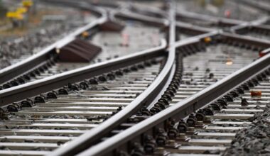 Gullydeckel auf Gleisen: Zug beschädigt