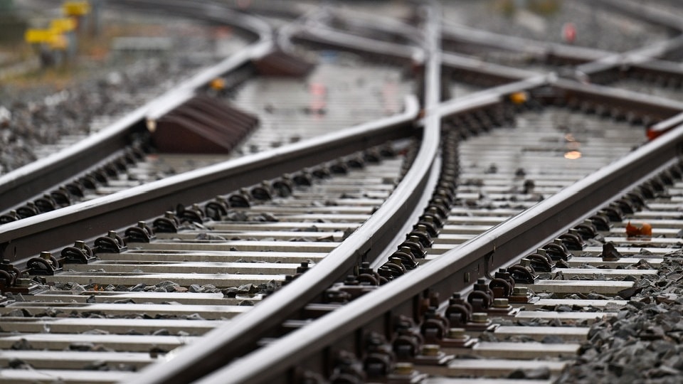 Gullydeckel auf Gleisen: Zug beschädigt