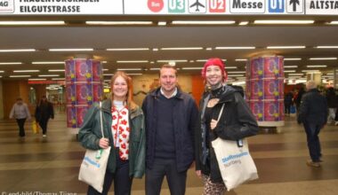 Drei Menschen am Bahnhof