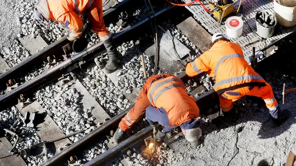Ein Bautrupp der Deutschen Bahn repariert Gleise.